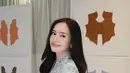 Beby Tsabina tampil menawan dalam kebaya encim berjaring dengan bordir bunga bernuansa pastel [@bebytsabina]