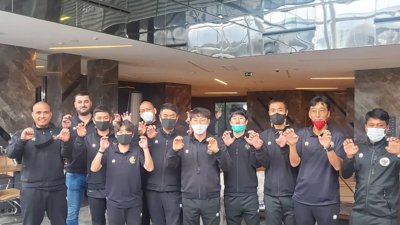 Shin Tae-yong bersama staf kepelatihan Timnas Indonesia U-23 dengan gaya cakar.