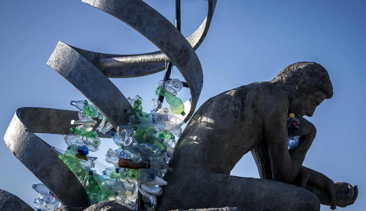 “The Thinker's Burden,” merupakan sebuah paduan patung setinggi 6 meter dari patung ikonik Rodin “The Thinker,” yang dibuat dalam rangka Negosiasi Perjanjian Plastik. Tampak dalam foto, Sebuah karya dari seniman, aktivis, dan fotografer Kanada Benjamin Von Wong berjudul “The Thinker's Burden,” terlihat di depan Kantor Perserikatan Bangsa Bangsa (PBB) di Jenewa, Swiss pada 12 Agustus 2025. (Fabrice COFFRINI/AFP)