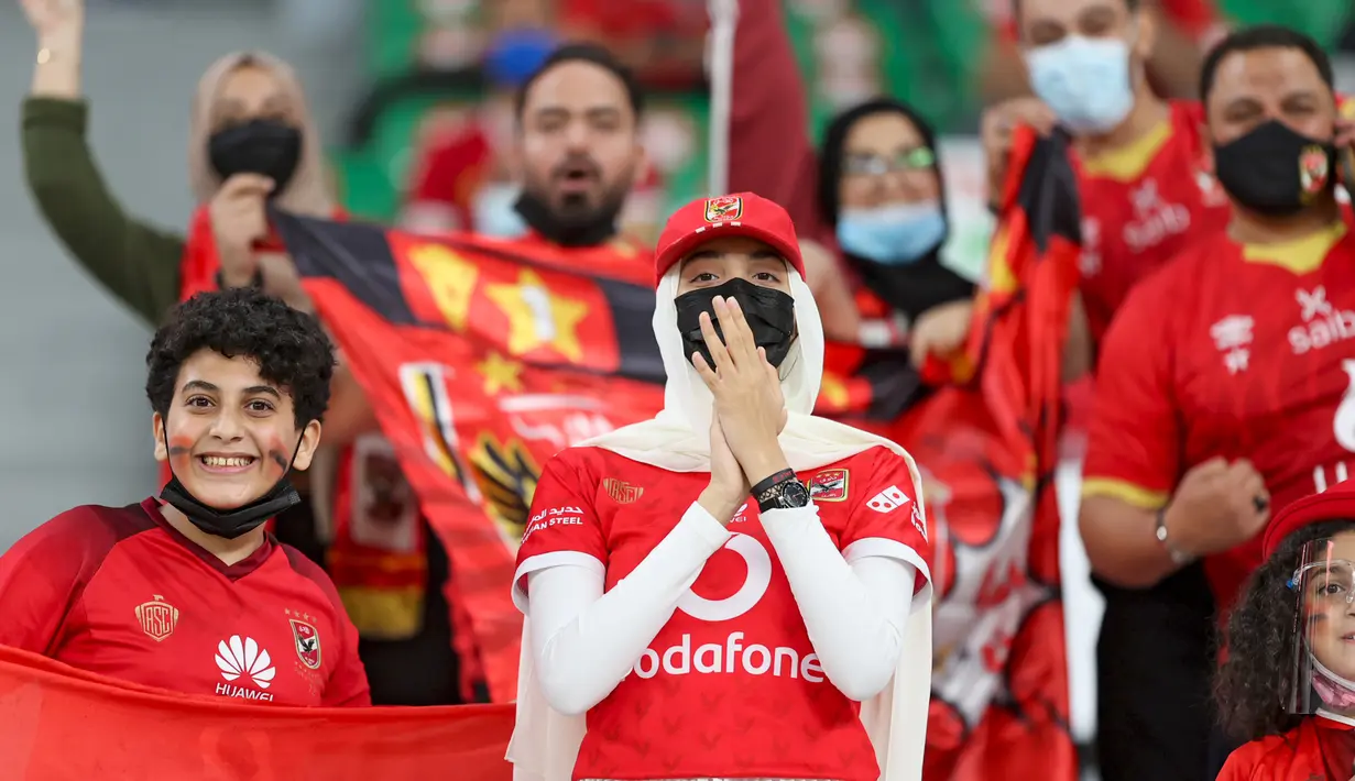 Bertempat di Education City Stadium, Al Ahly yang diperkuat Salah Mohsen dan kolega berhasil meraih kemenangan tipis berkat gol semata wayang El Shahat pada menit ke-30'. (Foto: AFP/Karim Jaafar)