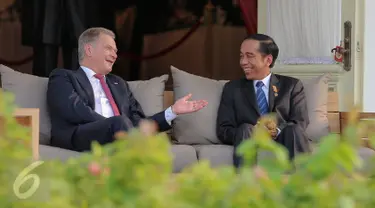 Presiden Jokowi mengobrol santai dengan Presiden Finlandia Sauli Niinisto di teras belakang Istana Merdeka, Jakarta, Selasa (3/11/2015). Pertemuan membahas tata kelola lahan gambut untuk antisipasi bencana kebakaran hutan. (Liputan6.com/Faizal Fanani)