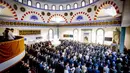 Umat Islam mengikuti Sholat Idul Fitri, yang menandai berakhirnya bulan suci Ramadhan, di Masjid Mevlana di Rotterdam, pada 21 April 2023. (Robin UTRECHT / ANP / AFP)