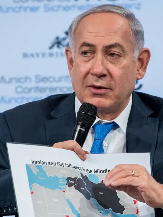 PM Israel Benjamin Netanyahu menunjukkan peta Timur Tengah saat diskusi panel di Konferensi Keamanan Munich (18/2). (AFP/ MSC Munich Security Conference / Lennart Preiss)