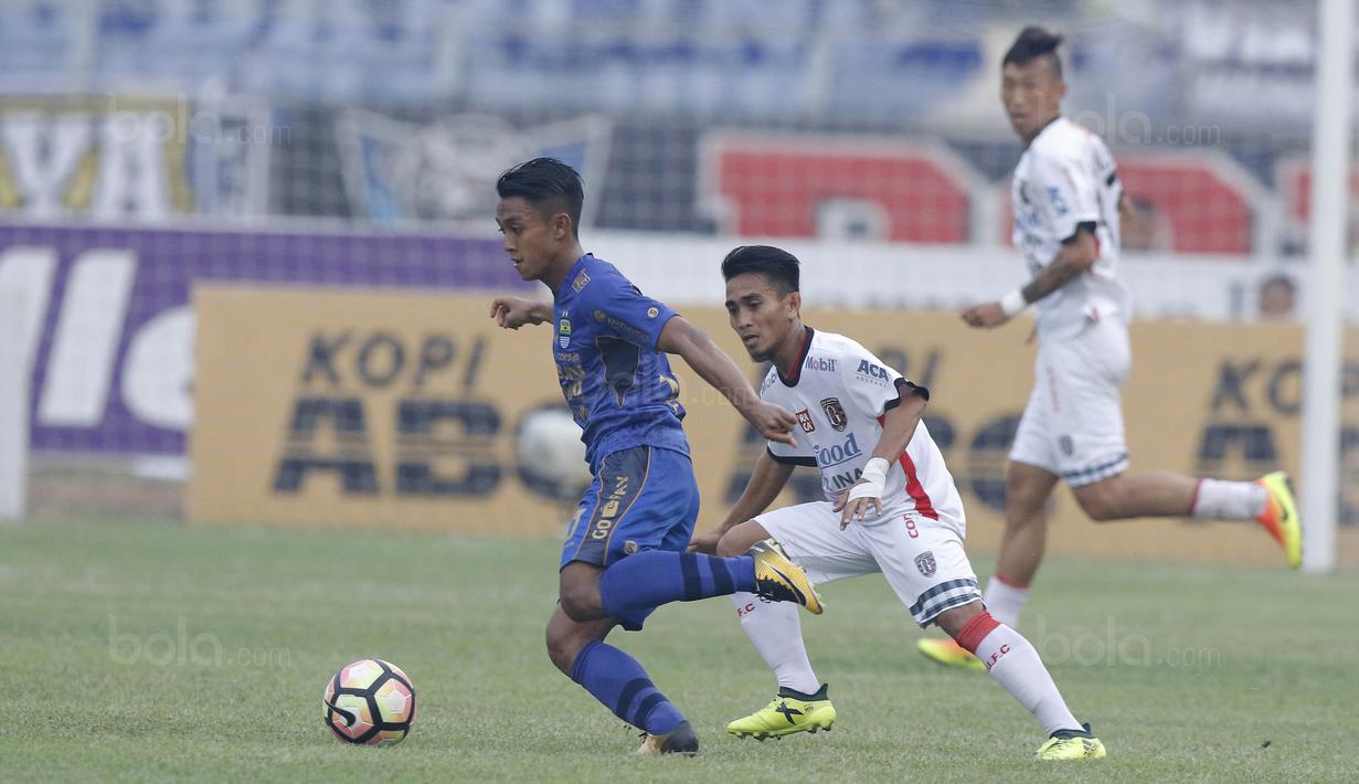 Gelandang Persib, Febri Hariyadi, berusaha melewati gelandang Bali United, Muhammad Taufiq, pada laga Liga 1 Indonesia di Stadion Si Jalak Harupat, Bandung, Kamis, (21/9/2017). Kedua klub bermain imbang 0-0. (Bola.com/M Iqbal Ichsan)