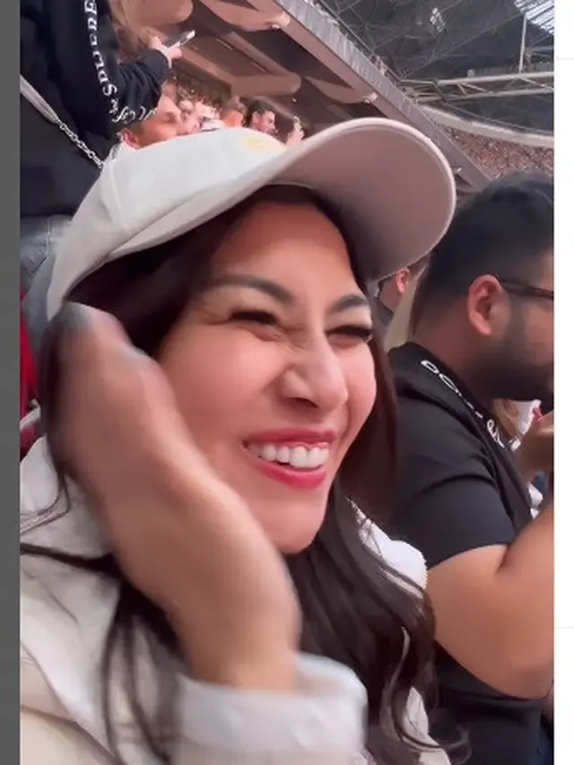 Nisya Ahmad dan suami Andika Rosadi nonton konser Coldplay di Amsterdam, Belanda (Foto: instagram nissyaa)