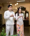 Sebelum menikah, Nong Poy menjalani berbagai prosesi. Dalam salah satu prosesi tersebut Nong mengenakan kebaya putih dipadukan kain batik motif flowernya. Credit: @poydtreechada.