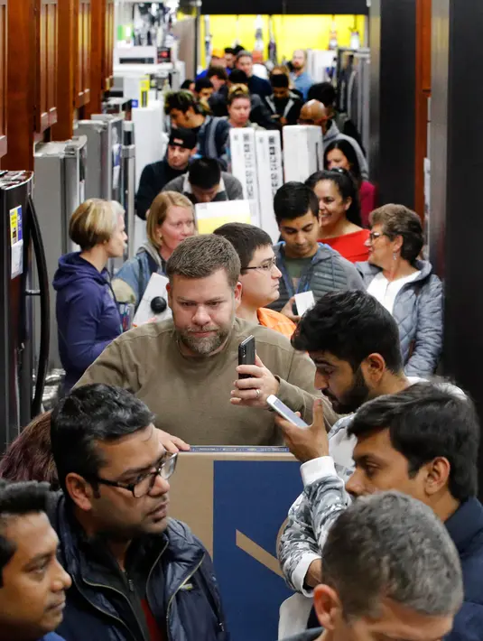 Sejumlah warga mencari barang elektronik saat perayaan Black Friday di toko Best Buy di Overland Park, Kansas, AS (22/11). Black Friday telah menjadi tradisi tahunan yang digelar sehari setelah perayaan Thanksgiving. (AP Photo/Charlie Riedel)