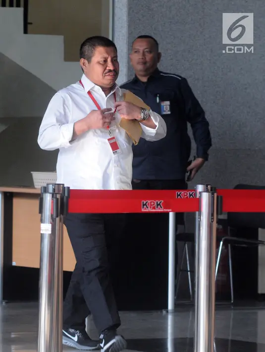Bupati Bengkalis Amril Mukminin (kiri) berjalan usai menjalani pemeriksaan oleh penyidik di Gedung KPK, Jakarta, Selasa (26/2). Amril diperiksa sebagai saksi untuk tersangka Dirut PT Mawatindo Road Construction, Hobby Siregar. (Merdeka.com/Dwi Narwoko)