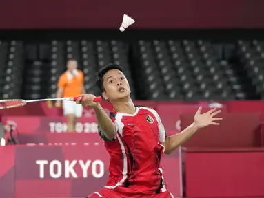 Pebulu tangkis Indonesia Anthony Sinisuka Ginting saat melawan pebulu tangkis Jepang Kanta Tsuneyama pada pertandingan tunggal putra Olimpiade Tokyo 2020 di Tokyo, Jepang, Kamis (29/7/2021). Ginting lolos ke perempat final Olimpiade Tokyo 2020 usai mengalahkan Kanta. (AP Photo/Dita Alangkara)