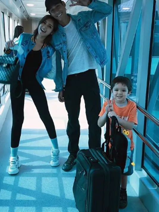 Jessica Iskandar dan Richard Kyle kerap beberapa pergi berlibur bersama. Dimana El Barack juga ikut pergi (Liputan6.com/IG/inijedar)