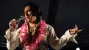 Kontestan yang bernama Gary Graceland Roody King bernyanyi diatas panggung saat mengikuti Kejuaraan Elvis Eropa di Hilton Metropole Hotel di Birmingham, Inggris (5/1). (AFP Photo/Oli Scarff)
