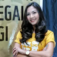 Pemain dalam sinetron Ganteng Ganteng Srigala ini juga pernah dikasih oleh fans nya tupai terbang. Binatang yang lebih dikenal dengan Sugar Glider itu diberikan oleh fans. (Adrian Putra/Bintang.com)