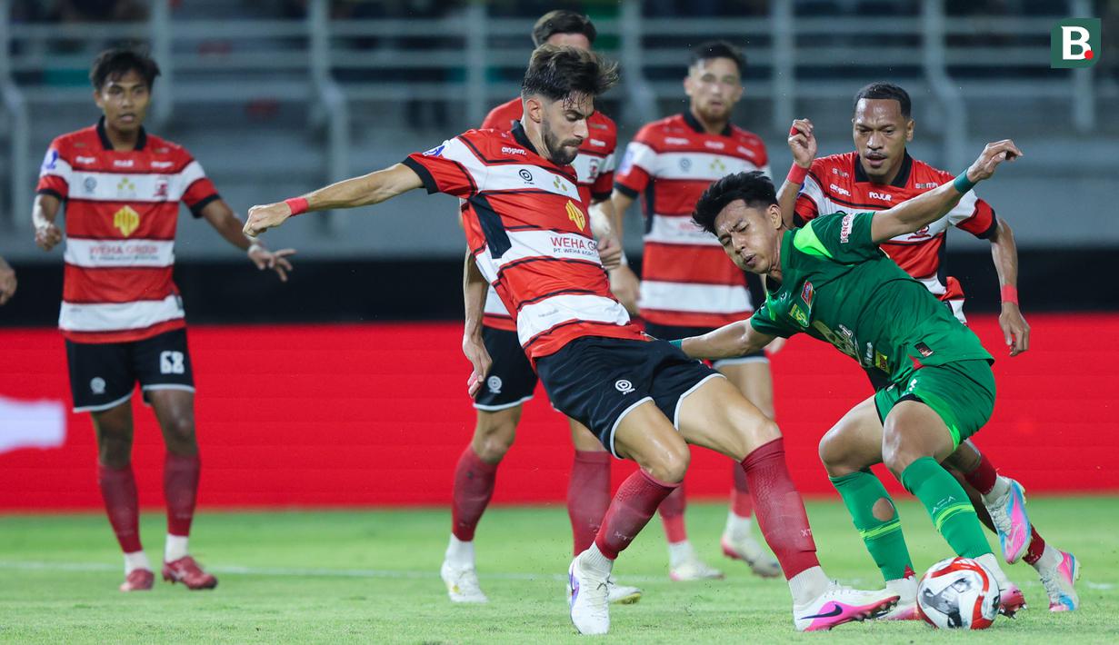 Pemain Persebaya Surabaya, Malik Risaldi, berusaha melewati pemain Madura United pada lanjutan BRI Super League 2025/2026 di Stadion Gelora Bung Tomo Jumat (17/4/2026). (Bola.com/M Iqbal Ichsan)