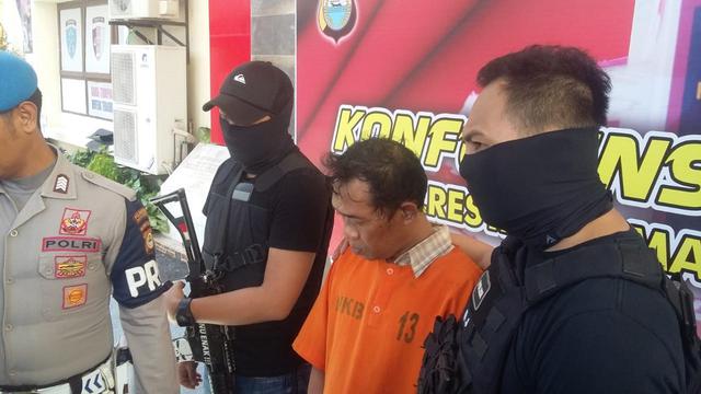 Tim Sarnarkoba Polrestabes Makassar turut amankan ATM berisi uang Rp 500 juta (Liputan6.com/ Eka Hakim)