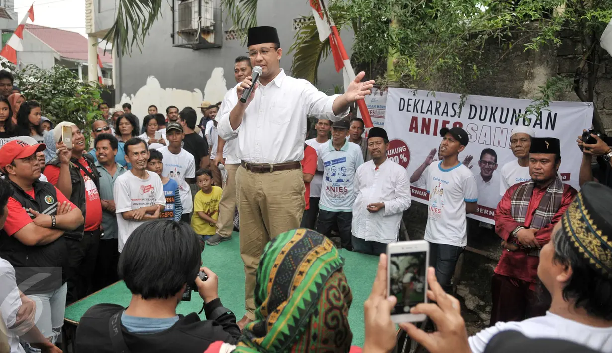 Cagub DKI Jakarta, Anies Baswedan memaparkan program kerjanya saat berkampanye di kawasan Menteng Dalam, Jakarta, Kamis (2/2). Salah satu program kerja Anies jika terpilih menjadi Gubernur adalah menggratiskan sekolah. (Liputan6.com/Yoppy Renato)