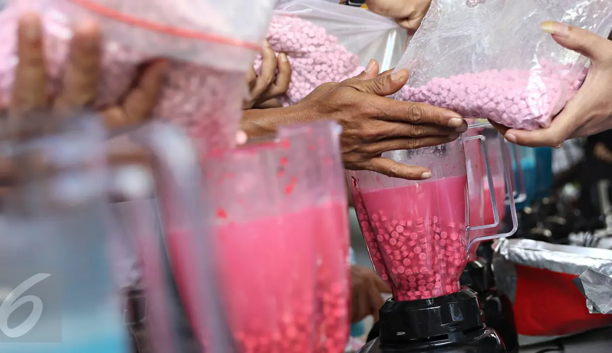 Petugas memblender 4,8 Kg Sabu kristal dan 109.700 butir ekstasi saat pemusnahan barang bukti narkoba di Polda Metro Jaya , Jakarta, Kamis (16/6). Barang haram itu merupakan hasil pengungkapan kasus periode Maret-Mei 2016. (Liputan6.com/Immanuel Antonius)