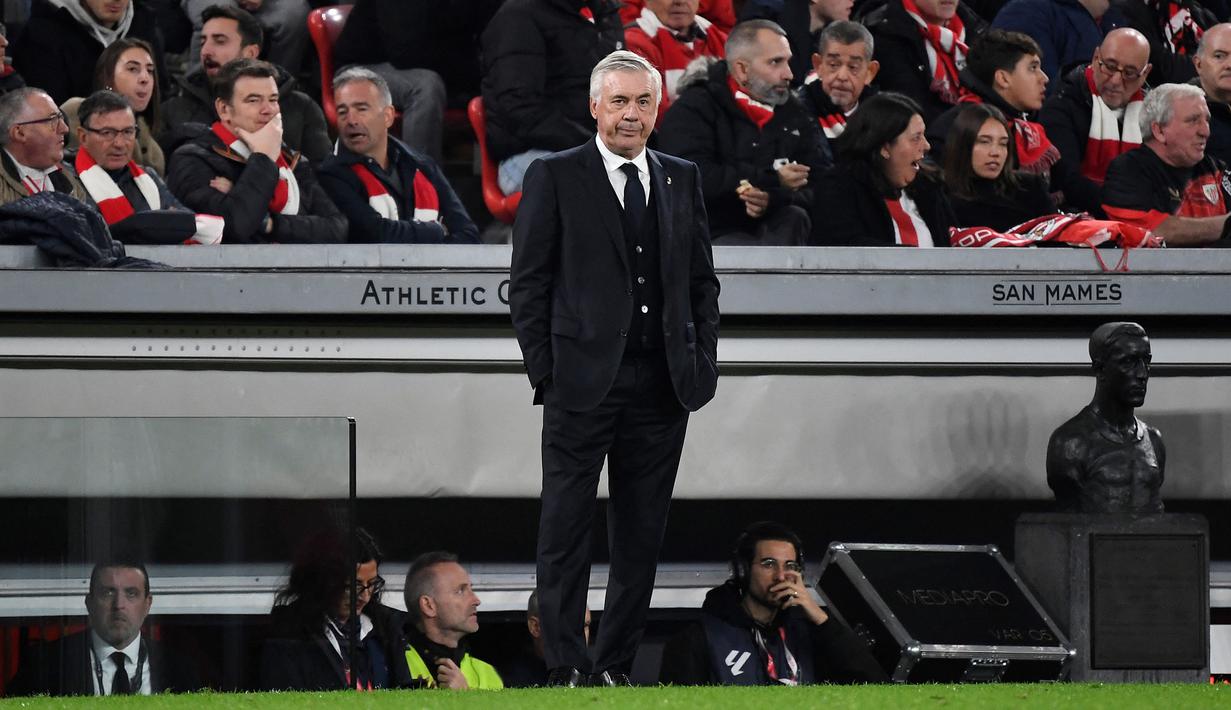 Ekspresi lesu pelatih Real Madrid, Carlo Ancelott saat timnya kalah dari Atheltic Bilbao pada laga lanjutan Liga Spanyol 2024/2025 di San Mames Stadium, Bilbao, Spanyol, Kamis (05/12/2024) dini hari WIB. (AFP/Ander Gillenea)