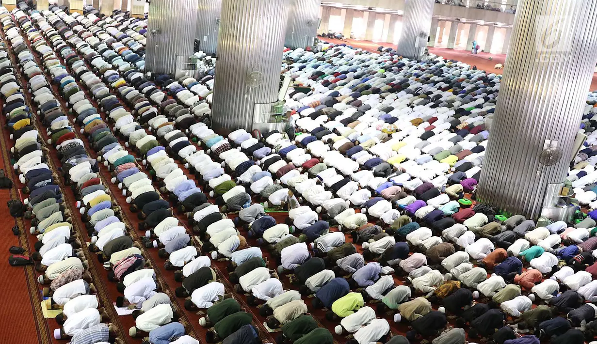 Umat muslim melaksanakan ibadah salat jumat di Masjid Istiqlal, Jakarta, Jumat (15/6). Salat Jumat di Hari Raya Idul Fitri itu diikuti ribuan umat yang memadati ikon mesjid di Ibukota tersebut. (Liputan6.com/Immanuel Antonius)