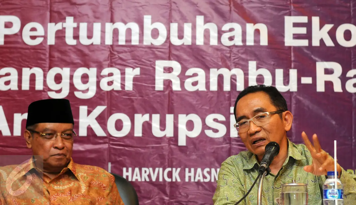 Komisioner KPK, Adnan Pandu Praja (kanan) memberikan pernyataaan saat diskusi Memacu Pertumbuhan Ekonomi Tanpa Melangggar Rambu-Rambu Anti Korupsi di Gedung PBNU, Jakarta, Senin (16/11/2015). (Liputan6.com/Helmi Fithriansyah)