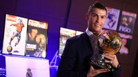 Bintang Real Madrid, Cristiano Ronaldo, saat berpose dengan trofi Ballon d'Or 2016, 12 Desember 2016. (AFP/Franck Seguin). 