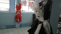 Gaun dari bahan limbah plastik karya napi wanita di Lapas Perempuan Kelas II Sukamiskin Bandung. (Liputan6.com/Huyogo Simbolon)