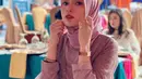 Unggahan Ussy baru-baru ini yang mengenakan gamis berenda dan hijab segi empat warna ungu tuai pujian curi atensi. [Foto: IG/ussypratama].
