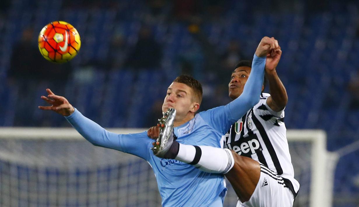 Pemain Juventus, Alex Sandro (kanan) berduel dengan pemain SS Lazio, Sergej Milinkovic pada lanjutan Liga Italia Serie A di Stadion Olimpico, Sabtu (5/12/2015) dini hari WIB. (REUTERS/Tony Gentile)