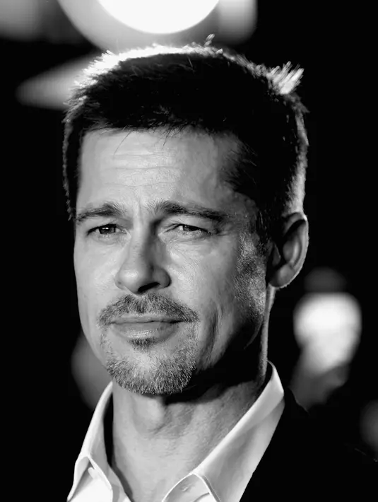 Salah satu usaha yang dilakukan Clooney adalah mengajak Brad Pitt hadir di pesta Halloween beberapa waktu lalu sebagai bentuk usaha melupakan Angelina Jolie. (AFP/Bintang.com)