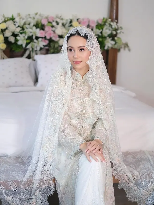 6 Potret Anggun Anggika Bolsterli Kenakan Lace Dress di Momen Pengajian Jelang Menikah
