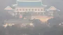 Kepindahan kembali ke Cheong Wa Dae ini terjadi kurang dari empat tahun setelah kantor kepresidenan dipindahkan ke kompleks Kementerian Pertahanan Nasional di Yongsan pada Mei 2022, saat mantan Presiden Yoon Suk Yeol mulai menjabat. Tampak dalam foto, pemandangan umum Cheong Wa Dae, juga dikenal sebagai Gedung Biru, terlihat di Seoul, Korea Selatan, Senin, 29 Desember 2025. (Lee Jung-hun/Yonhap via AP)