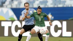 Bolivia memiliki peluang emas mencetak gol di menit 11. Sayang, bola tendangan Ramallo hanya bergulir tipis di sisi kanan gawang Uruguay. (Foto: AP/Andre Penner)