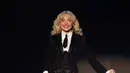 Kemudian, ia kembali mengganti penampilannya untuk tampil membawakan medley lagu-lagu hit-nya. Awalnya, ia memasuki panggung dengan setelan blazer hitam, dasi, dan rok, sambil menyanyikan lagu Espresso dengan gaya klasik. Ia memadukan tampilan ini dengan sepatu hak tinggi Christian Louboutin yang dihiasi kristal. [@sabrinacarpenter/@mtv].