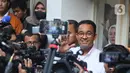 Calon presiden nomor urut 1 Anies Baswedan (tengah) menyampaikan keterangan kepada wartawan di posko pemenangan di Jalan Diponegoro, Menteng, Jakarta, Rabu (14/2/2024). (Liputan6.com/Angga Yuniar)