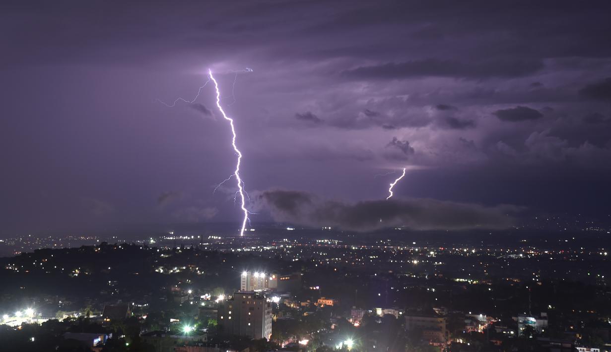 Badai petir terlihat di kota Port-au-Prince, Haiti (14/11). Kota ini didirikan pada tahun 1749 oleh pemilik perkebunan gula Perancis. (AFP Photo/Hector Retamal)