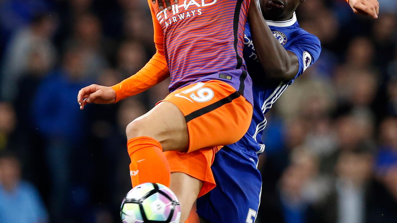 Gelandang Manchester City, Leroy Sane (depan), diprediksi bakal lebih bersinar pada musim depan. 