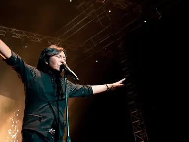 Dalam setiap penampilan panggungnya, pelantun lagu Mengejar Matahari ini selalu sukses membius para penonton dengan suaranya merdunya. (Liputan6.vom/IG/@ari_lasso)
