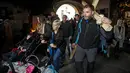 Seorang pria asal Kroasia, Sasa Pavlic tiba di ibu kota Zagreb sambil membawa salib, Kamis (5/4). Sasa Pavlic berjalan sambil membawa salib dari Pelabuhan Rijeka sebelah utara Kroasia, sehari sebelum paskah. (AFP PHOTO/STR)
