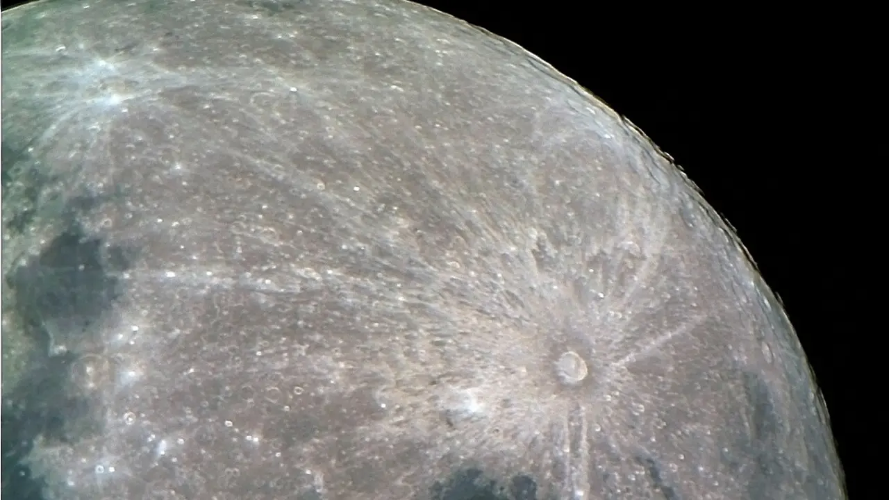 Penampakan supermoon dari angkasa luar