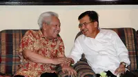 Jusuf Kalla terlihat sangat akrab dengan pendiri SOKSI Prof Dr Suhardiman, SE, Senin (26/5/14) (Liputan6.com/Andrian M Tunay)