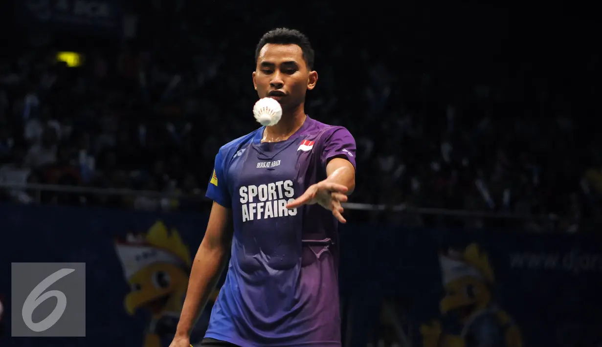 Pebulutangkis tunggal putera Indonesia, Tommy Sugiarto membuang bola saat laga melawan pemain Hong Kong, Wei Nan di BCA Indonesia Open 2016 di Istora Senayan Jakarta, Rabu (1/6/2016). Tommy kalah 16-21, 14-21. (Liputan6.com/Helmi Fithriansyah)