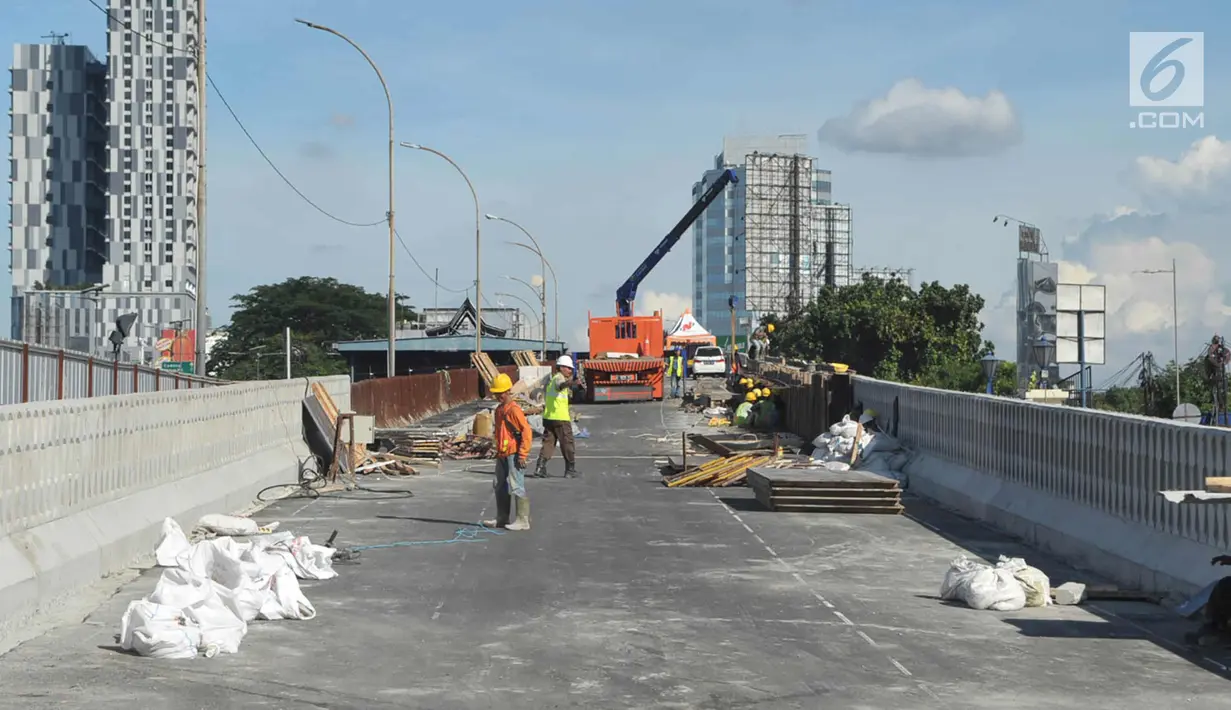 Pekerja menyelesaikan pembangunan proyek flyover Pancoran di Jakarta, Selasa (9/1). Proyek untuk mengurai kemacetan di Ibukota tersebut ditargetkan mulai beroperasi pada pertengahan bulan Januari 2017. (Liputan6.com/Immanuel Antonius)