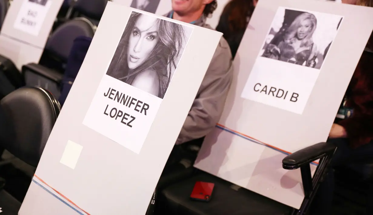 Foto penyanyi Jennifer Lopez tertempel di tempat duduk untuk perhelatan Grammy Awards 2019 di Staples Center, Los Angeles, Kamis (7/2). Grammy Awards ke-61 akan diadakan pada 10 Februari pukul 20.00 waktu setempat. (Matt Sayles/Invision/AP)