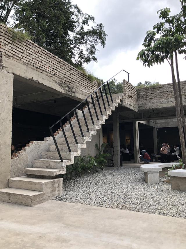 Potret Desain Interior Coffeshop Bergaya Unfinished, Bikin Warganet Was-was