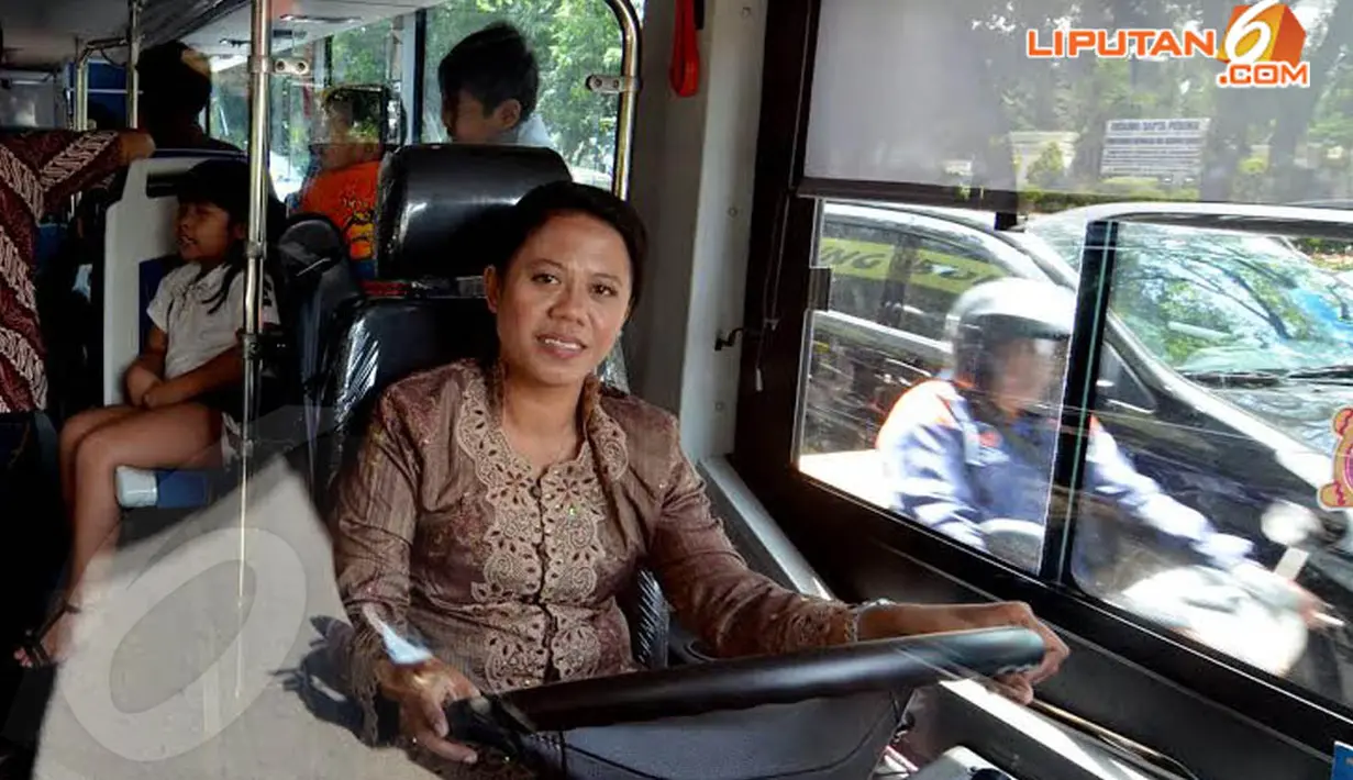  Kebaya yang ia kenakan pada Senin (21/04/14) berkaitan dengan peringatan Hari Kartini ke-135 (Liputan6.com/Johan Tallo)