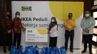 Sebanyak 1.500 paket bantuan sosial berupa bahan makanan pokok, disalurkan IKEA Indonesia untuk warga Kota Tangerang yang terdampak pandemi Covid-19. (Foto: IKEA)