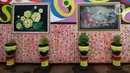 Mural menghiasi tembok rumah warga RT 02/RW 07 Kampung Warna-warni, Kelurahan Pengadegan, Jakarta Selatan, Selasa (10/12/2019). Mural di kampung ini dibuat dari dana swadaya warga setempat. (merdeka.com/Imam Buhori)