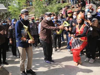 Menteri Pariwisata dan Ekonomi Kreatif / Kepala Badan Pariwisata dan Ekonomi Kreatif Sandiaga Salahuddin Uno disambut tarian selamat datang pada kunjungan kerja di Sargen, Jawa Tengah, Senin (12/10/2021). (Liputan6.com/HO/Parekraf)