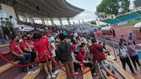 Aksi para pendukung Timnas Indonesia U-23 di Stadion Viet TrI menjelang pertandingan melawan Filipina, Jumat (13/5/2022) sore.