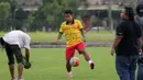 Beragam gaya dan teknik sepak bola diperagakan Andik Vermansah saat beraksi untuk iklan terbaru tim Selangor FA di Stadion Mini, Shah Alam, Selangor, Malaysia, Rabu (27/01/2016). (Bola.com/Nicklas Hanoatubun)