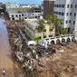 Sementara itu, laporan CNN menyebut jumlah korban tewas banjir Libya diperkirakan lebih dari 5.000 orang dan 10.000 orang hilang setelah hujan lebat di timur laut Libya menyebabkan dua bendungan ambruk --sehingga menyebabkan lebih banyak air meluap ke wilayah yang sudah terendam banjir. (AP Photo/Jamal Alkomaty)